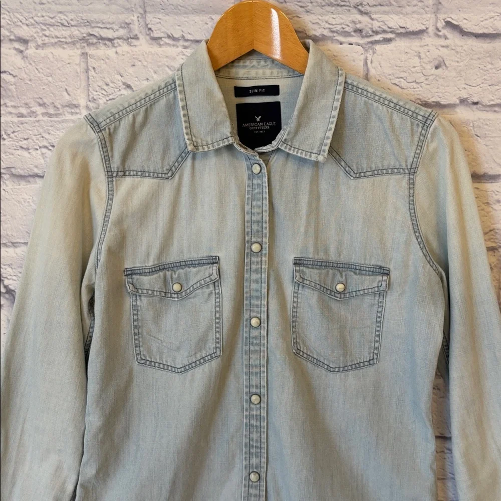 American Eagle Denim Button Down Shirt Long Sleeve Light Blue Slim Fit Small
