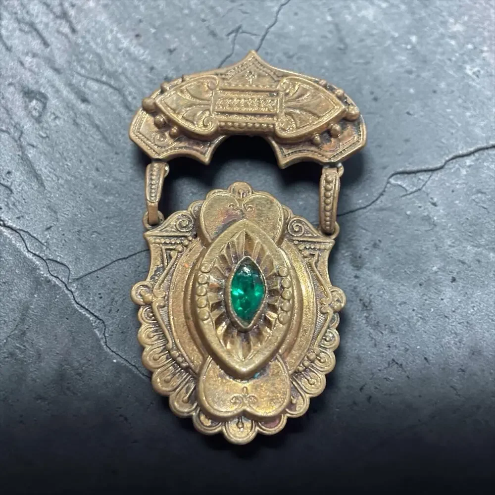 Estate dramatic antique