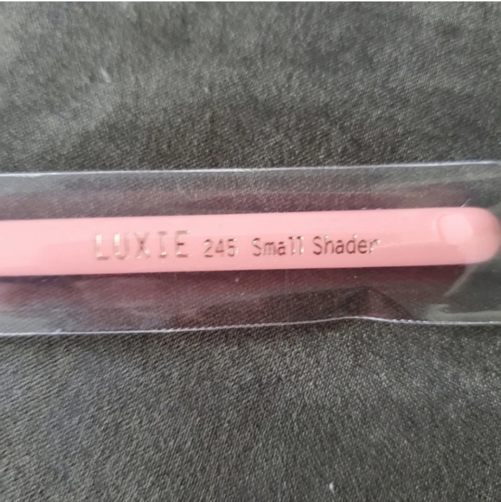 2 small Luxie brushes in pink