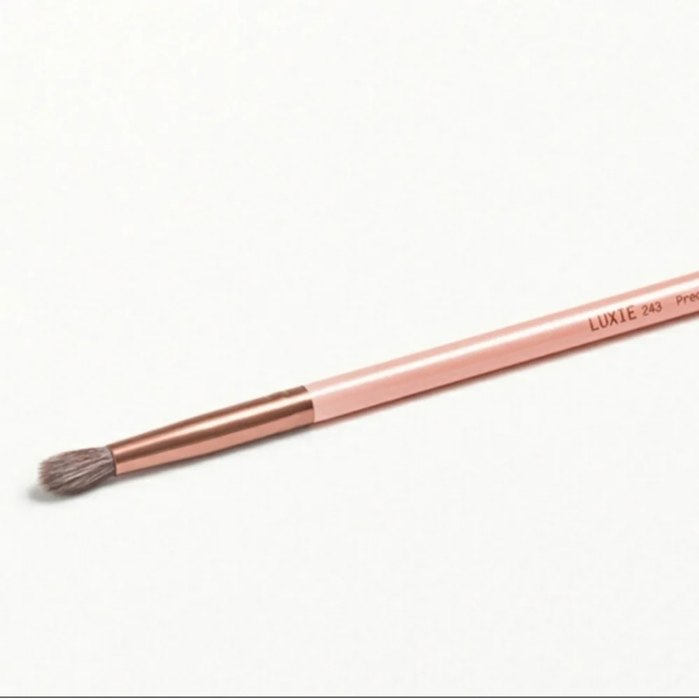 2 small Luxie brushes in pink