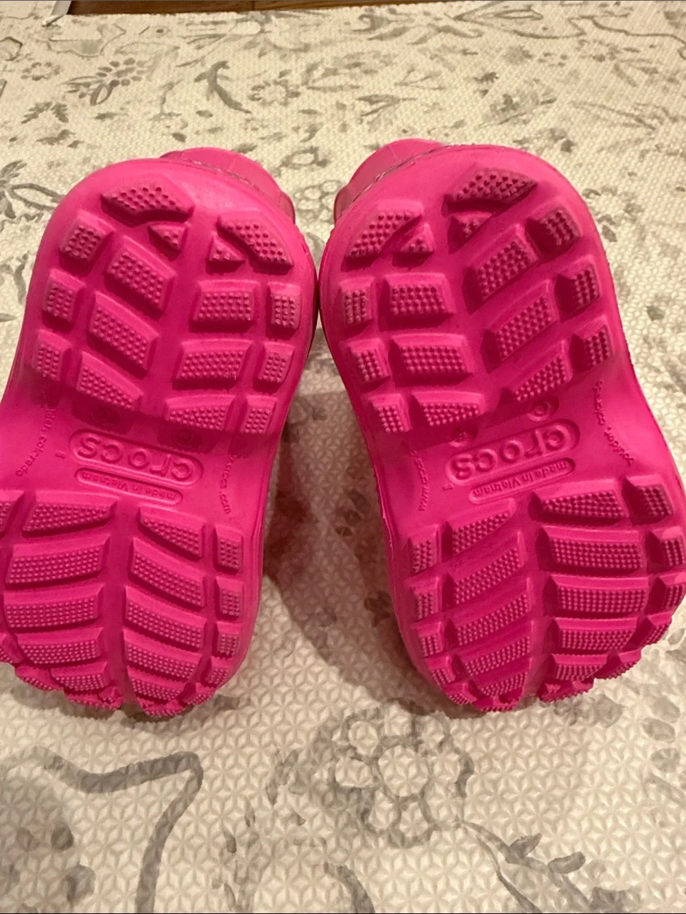 CROCS color pink