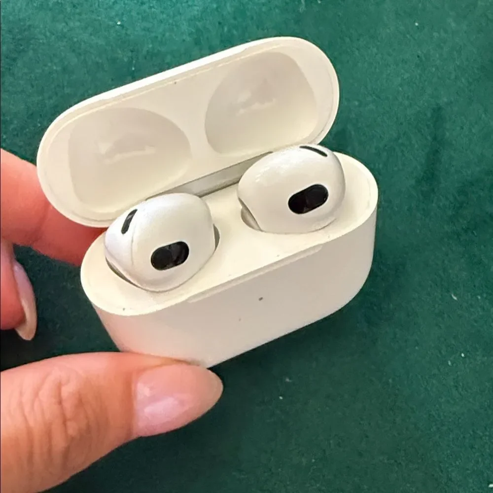 REFURBISHED AirPod Pro 2 - With White Wireless Earbuds Case - LIKE NEW