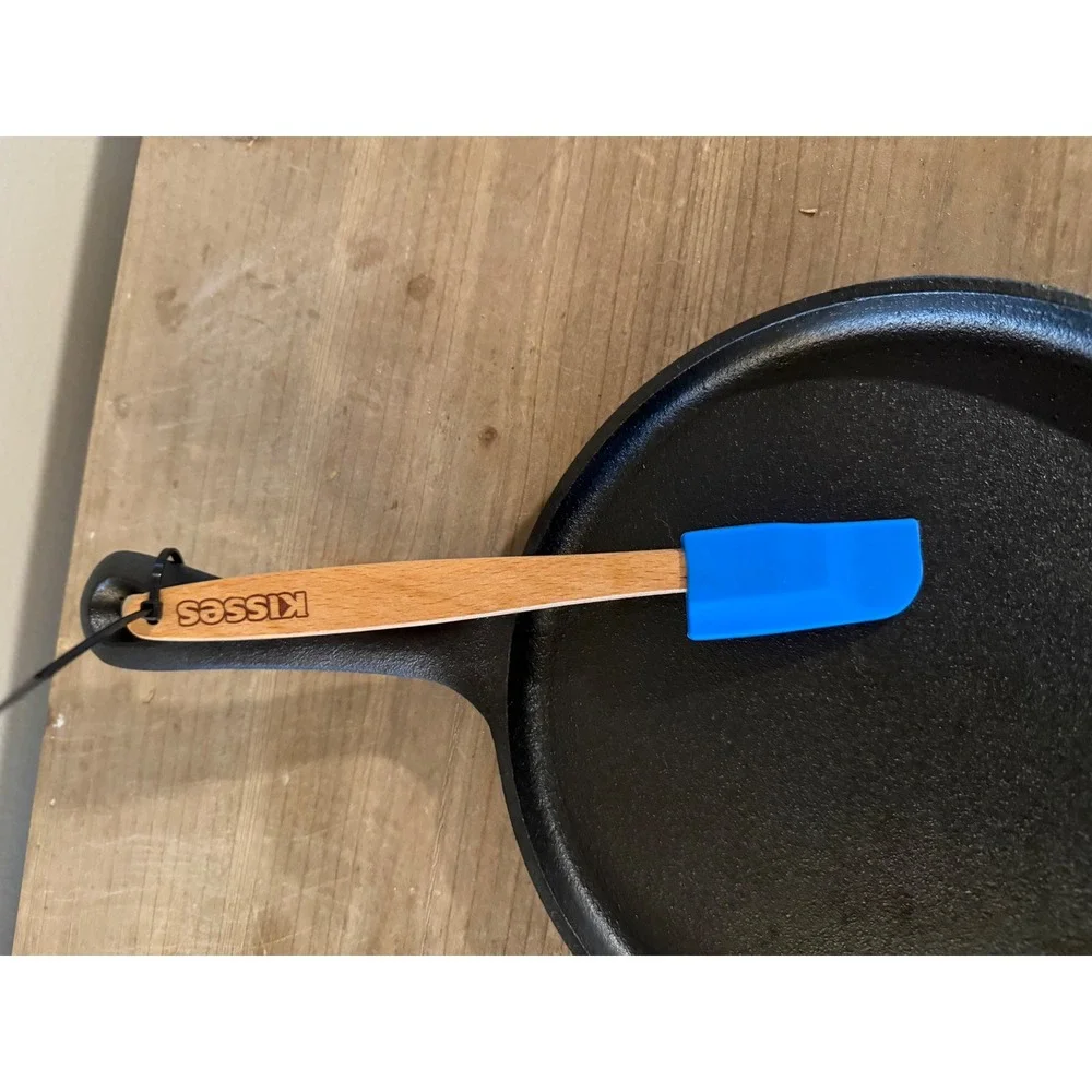 Galerie Cast Iron Round Griddle Pan with Hershey Kisses Mini Silicone‎ Spatula
