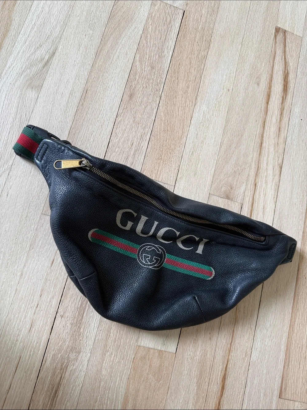 Gucci classic logo