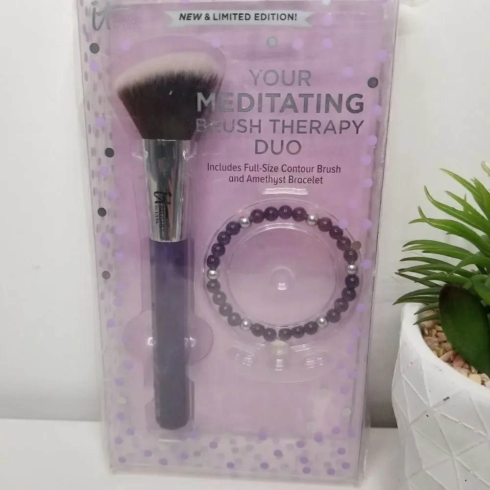 It cosmetics contour brush and bracelet set