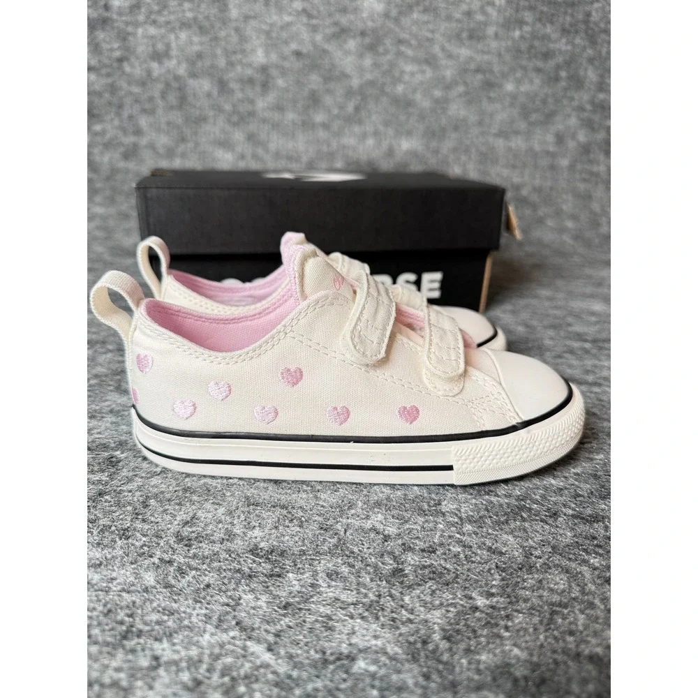 Converse infant feature pattern
