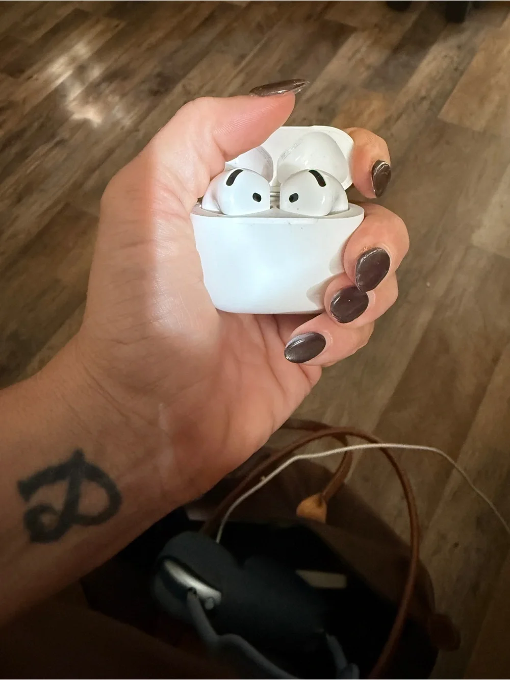Apple AirPod 4 - perfect condition . Cute suitcase case included