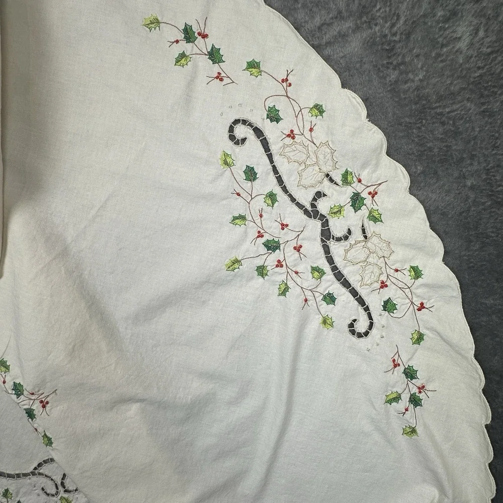 Lenox Linen Tablecloth 61 Inch Christmas Holly Embroidered Round Shaped Cotton