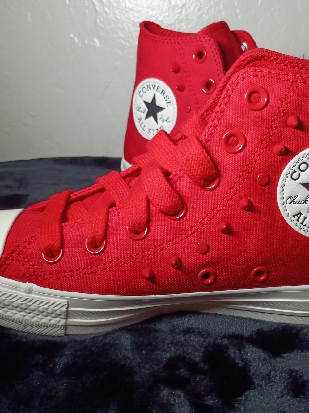 Converse bright red