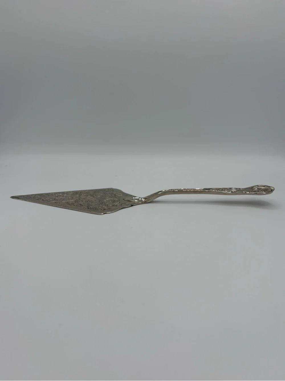 Vintage 12” Ornate Silver Tone Cake Pie Server Engraved Floral Shell