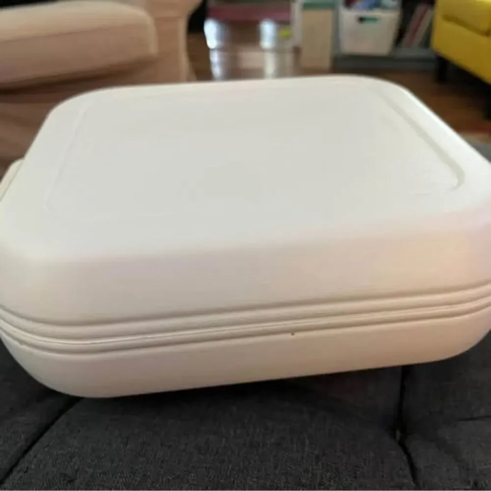 Unbranded lid construction