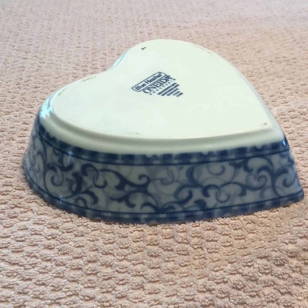 ONEIDA Blue Heather Heart Shaped Baking Dish
