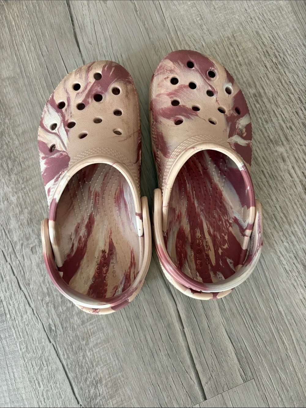CROCS Kids Marble-Print Clogs in Pink and Cream