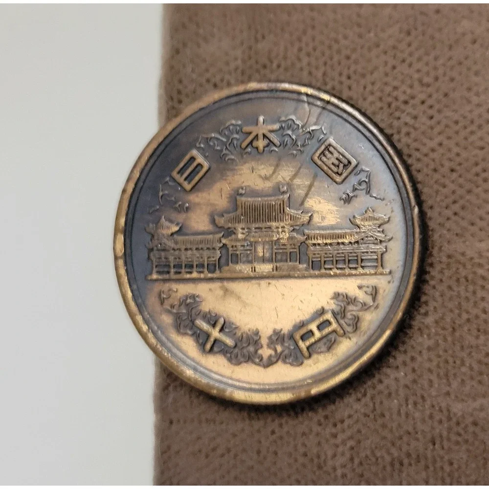 Vintage‎ JAPAN Unsigned Japanese Coin 10 Yen Design Coins Tie Bar Clip