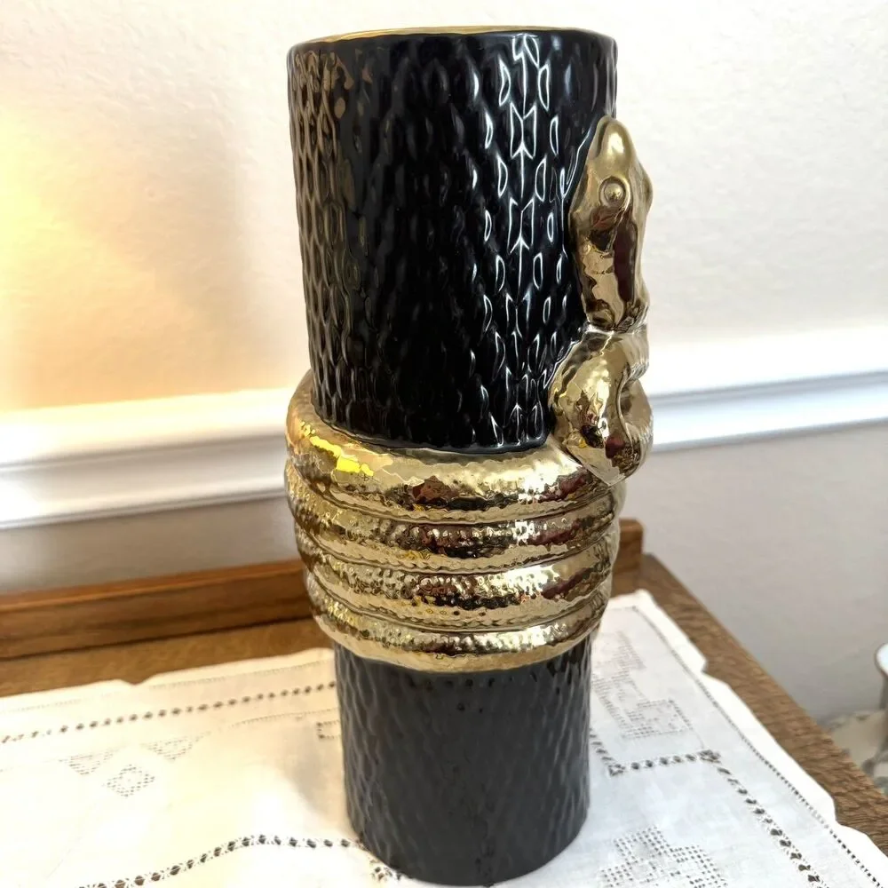 N/A motif while décor