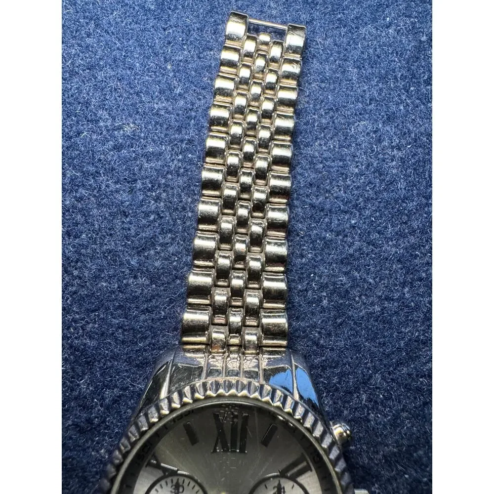 Accutime Watch Corp step out