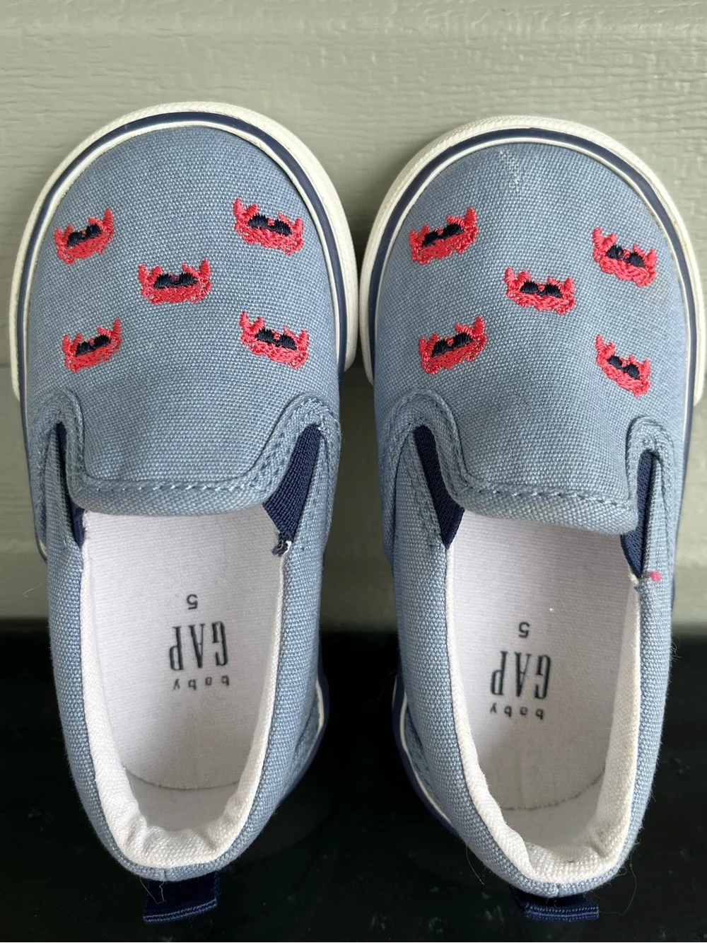 GAP Kids Light Blue Slip-On Sneakers with Red Crabs Toddler 18-24 mos/Size 5