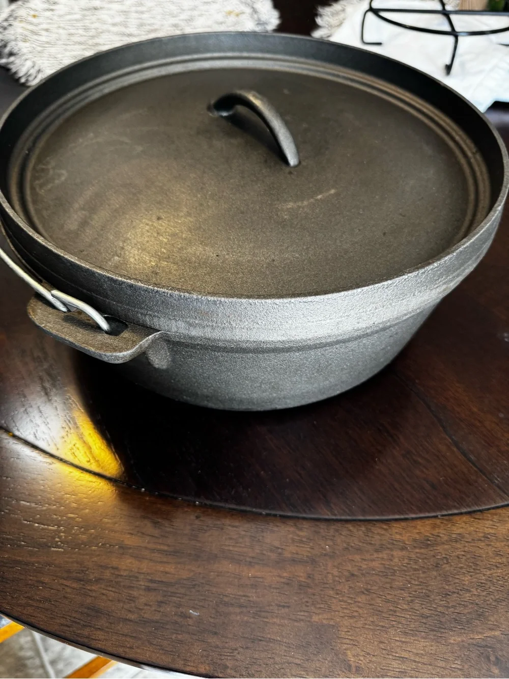Cast Iron Dutch Oven with Lid and Bail Handle - Black