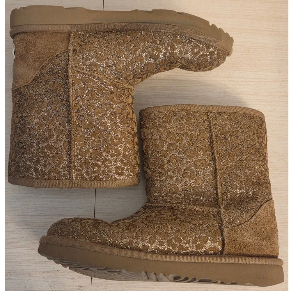 UGG Kids Classic Short Leopard Metallic Glitter Boots Chestnut 1112388K Size 4