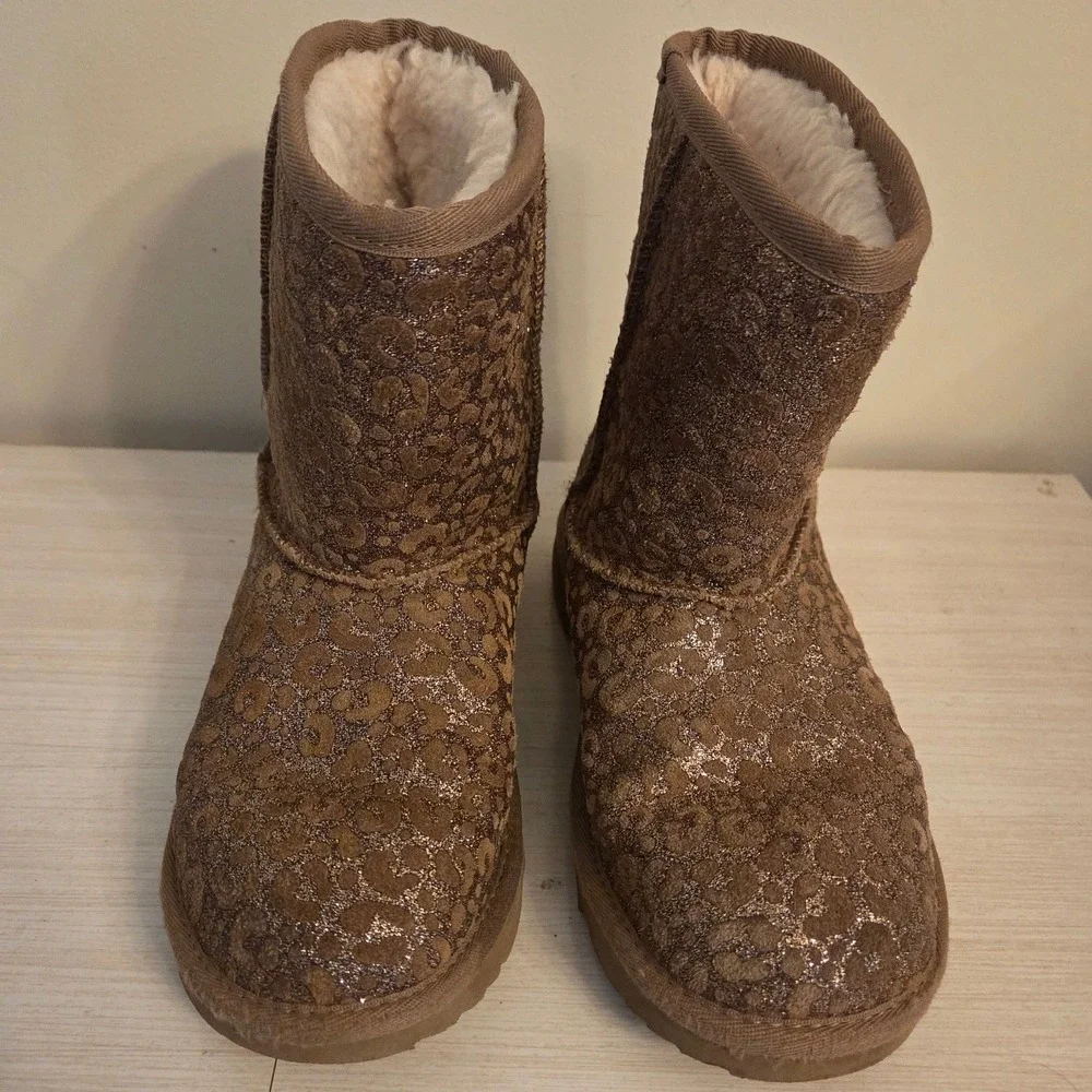 UGG Kids Classic Short Leopard Metallic Glitter Boots Chestnut 1112388K Size 4