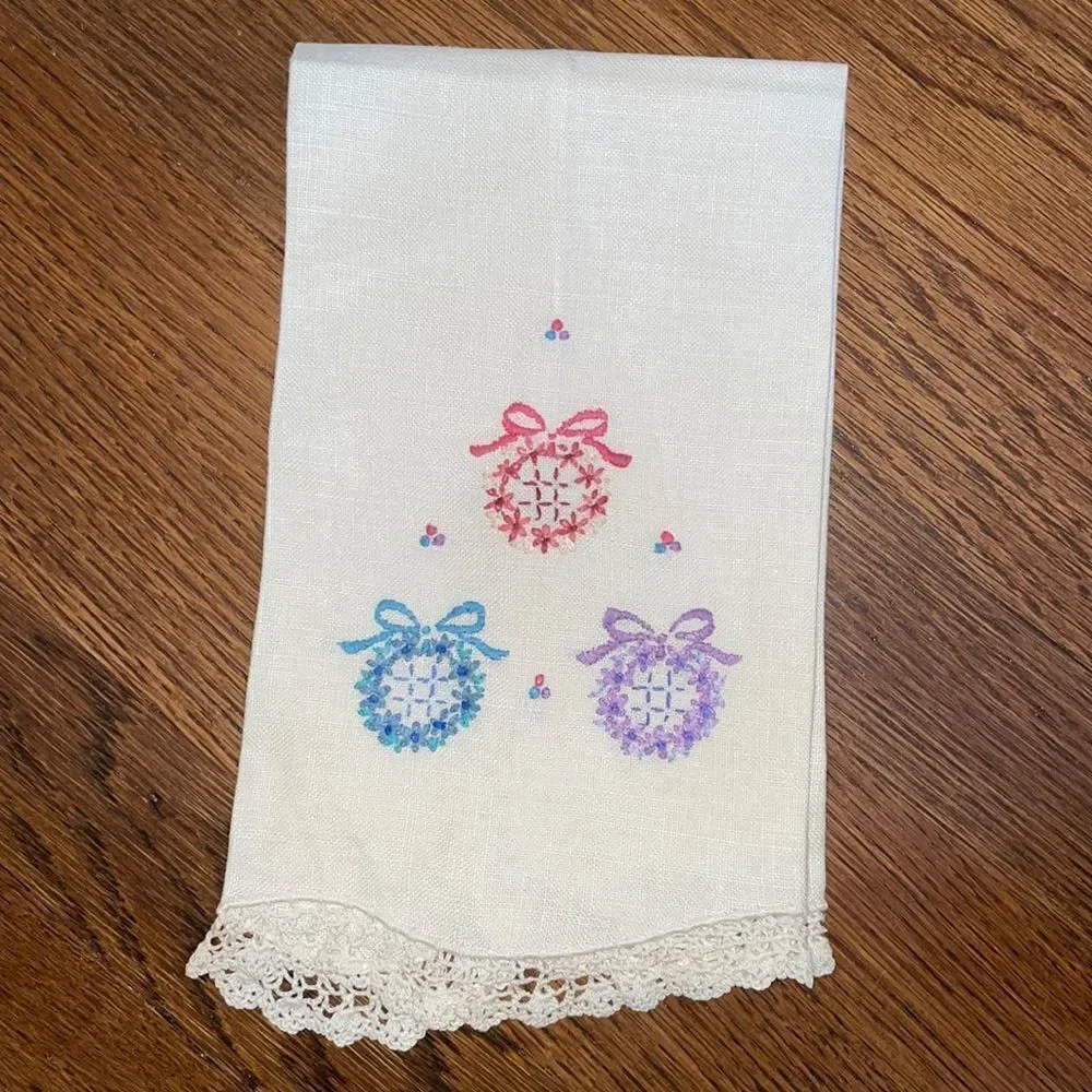 Vtg white linen hand towel with 3 embroidered floral wreaths‎