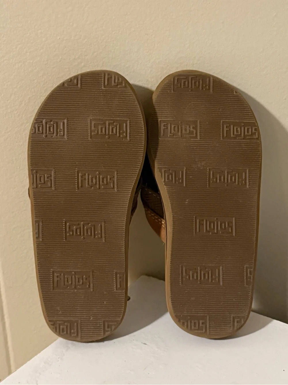 Flojos Kids Tan/Brown Padded Strap Flip Flops (11)