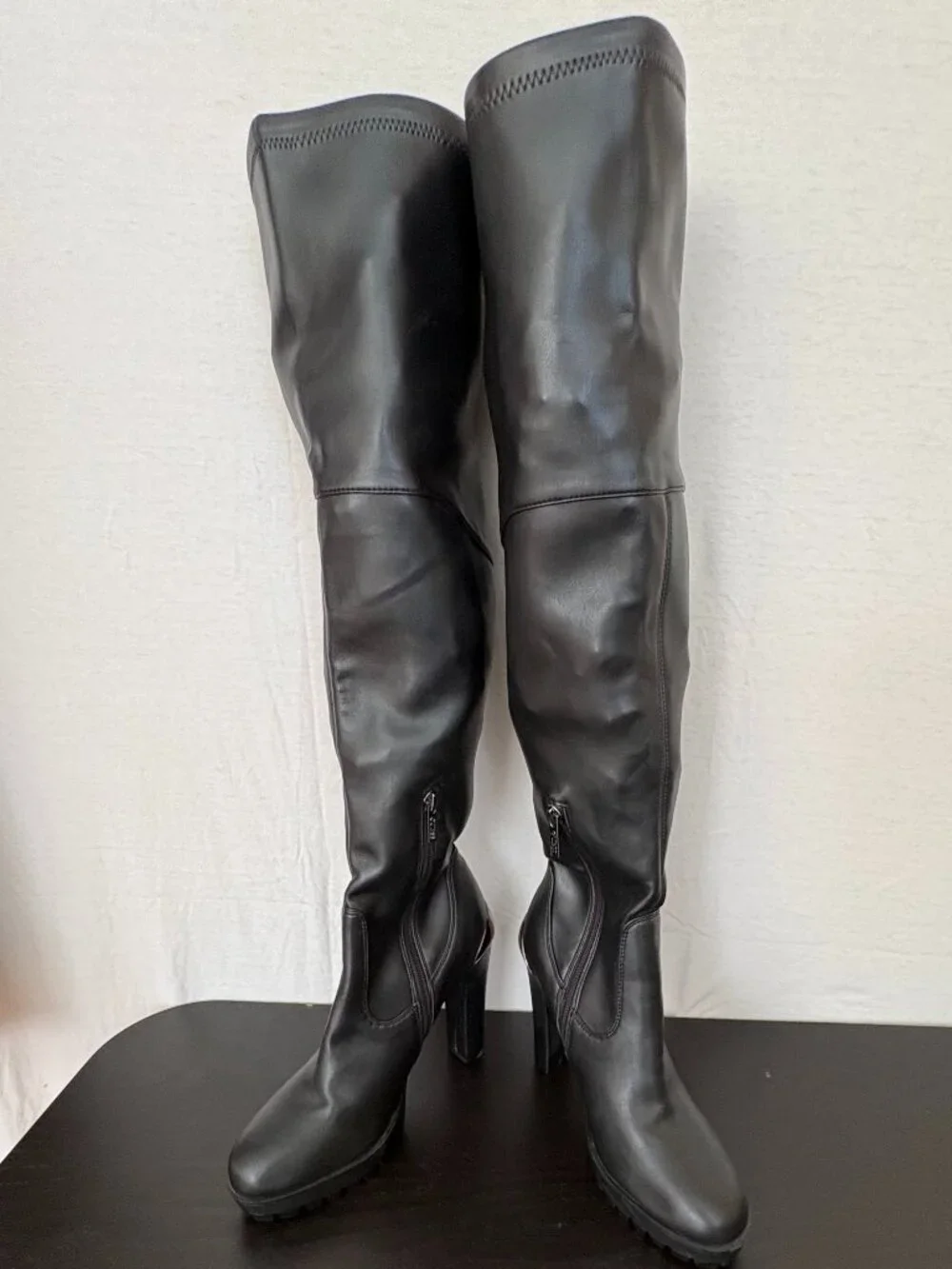 Guess women’s black