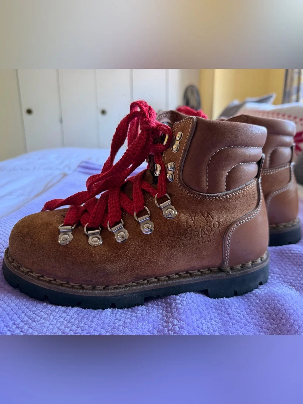 Men’s Kinney Suede Hiking Boot with Red Laces size 5