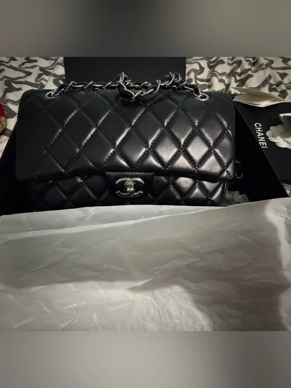 CHANEL medium classic