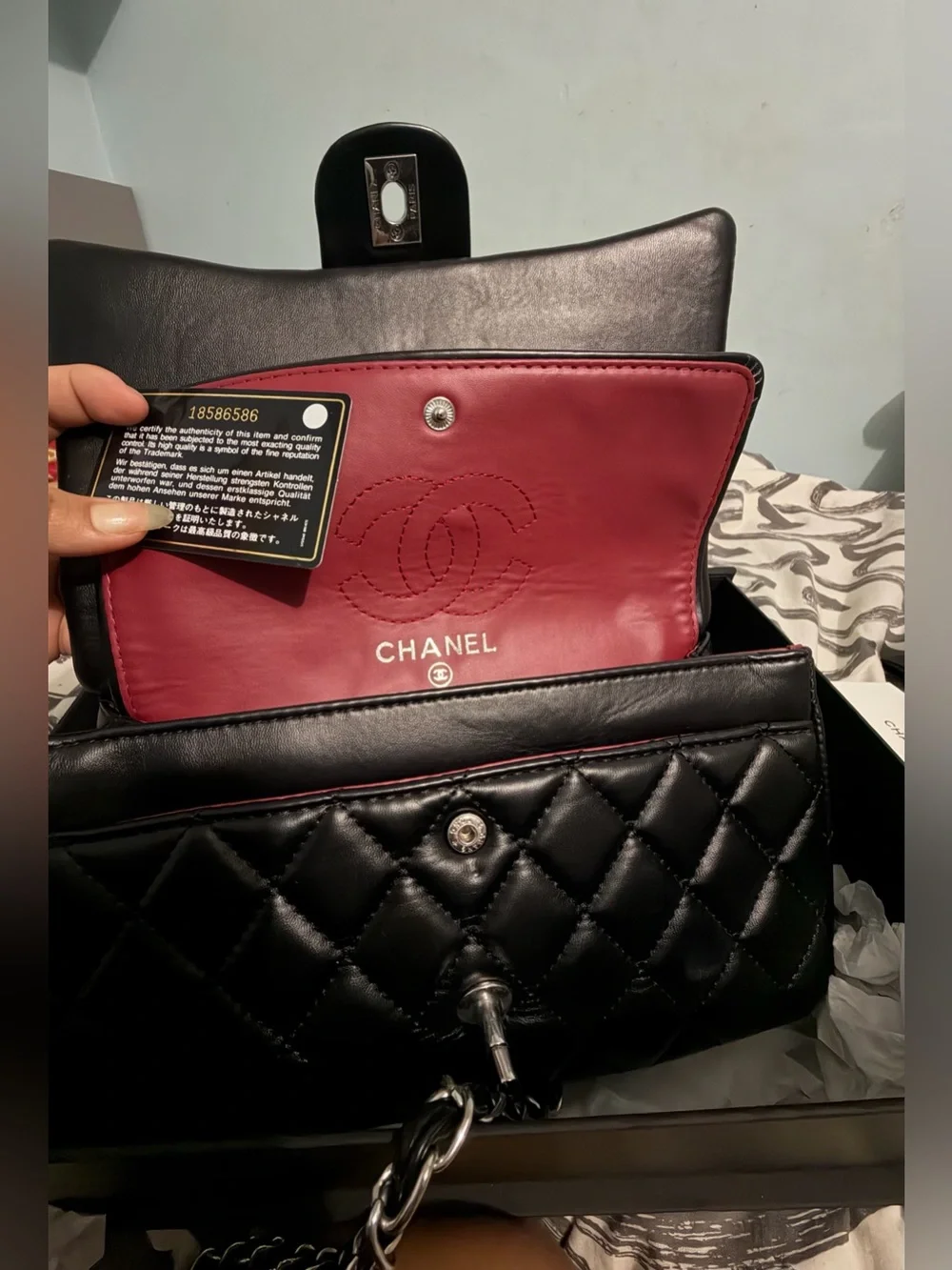 CHANEL medium classic