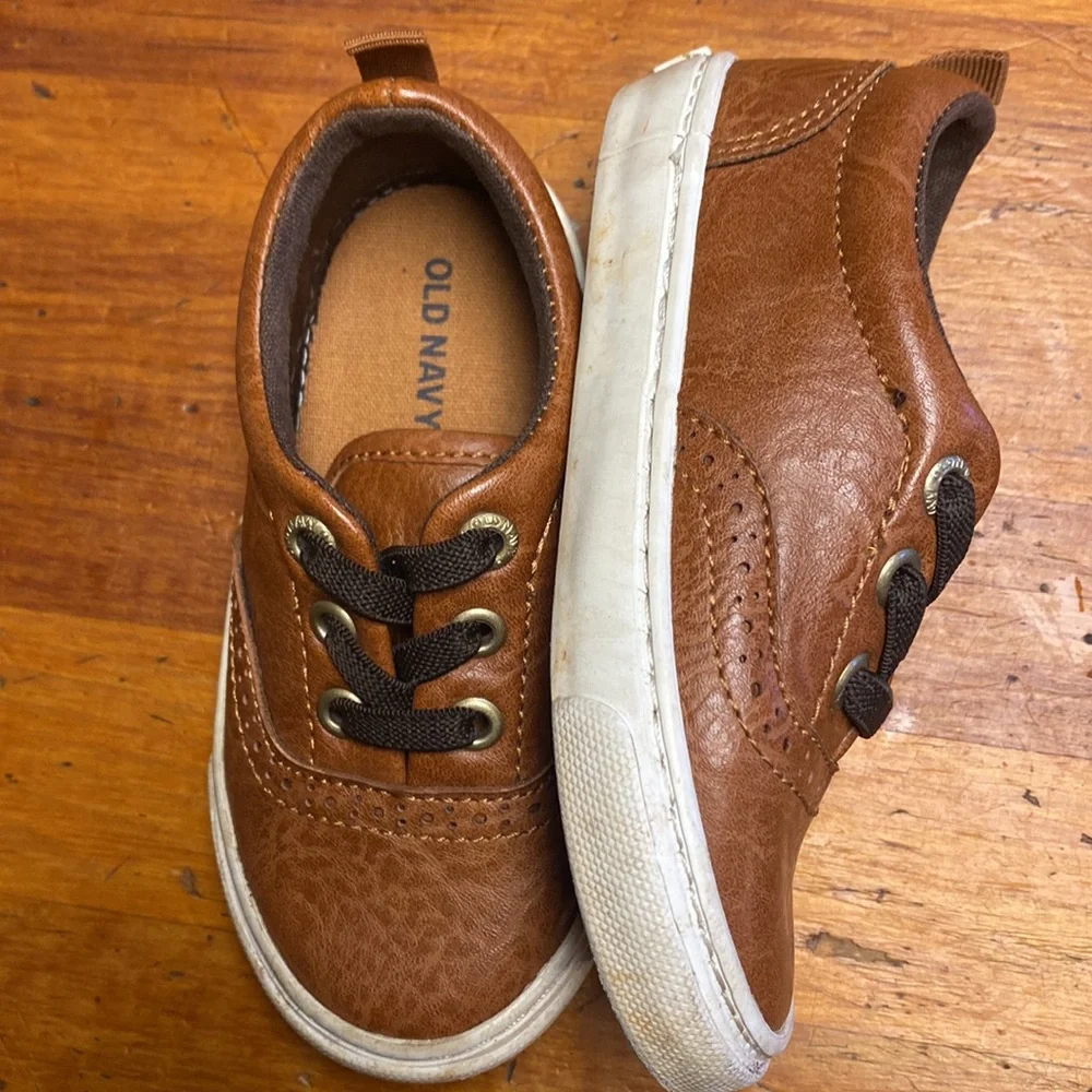 Old Navy Oxford slip on boys shoes size 6/13.5