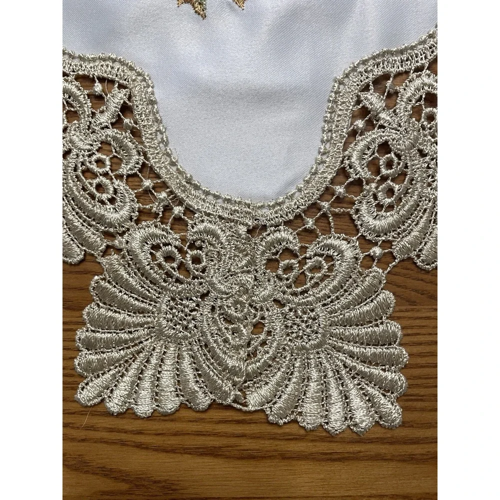 Chickadee And Lace Border Table Runner From Bed Bath And Beyond - Preowned