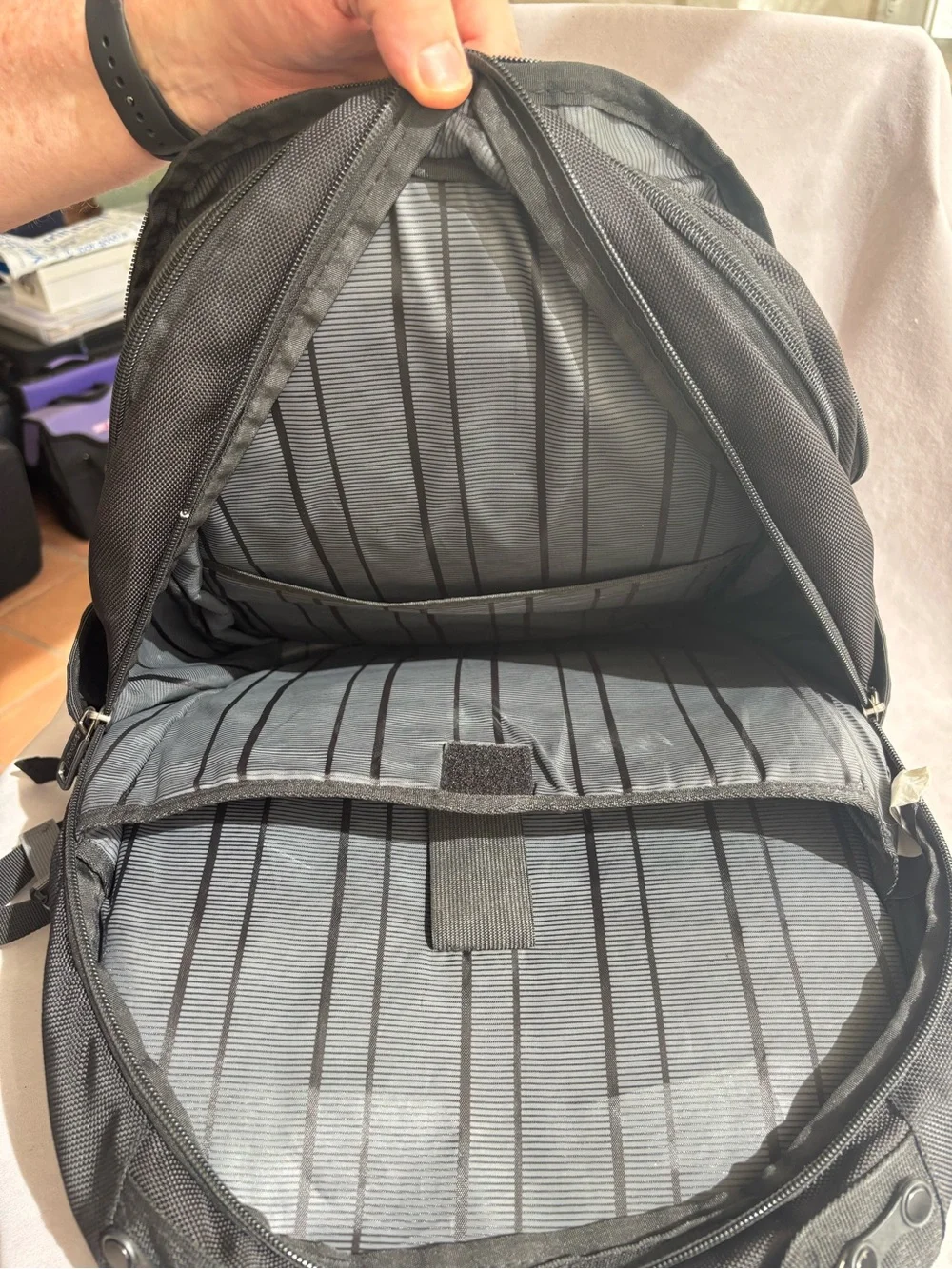 Kenneth Cole Reaction multiple front durable