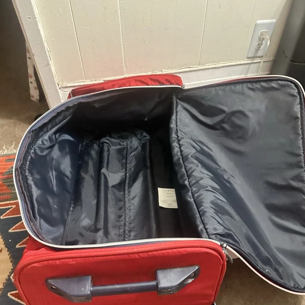 Tommy Hilfiger Rolling Swivel Suitcase 25