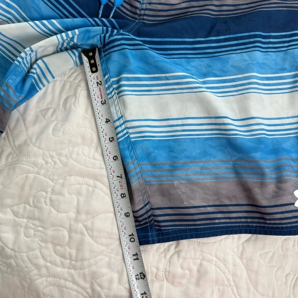 Under Armour Board Shorts STORM Men Size 30 Loose Heat Gear Blue Gray Stripe EUC