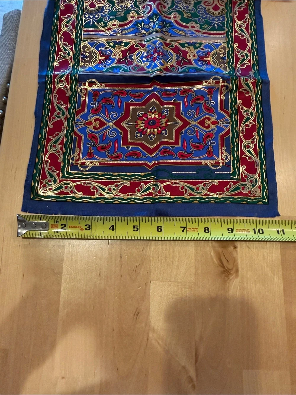 Stunning Oscar de la Renta 100% silk made in Japan scarf 52“ long