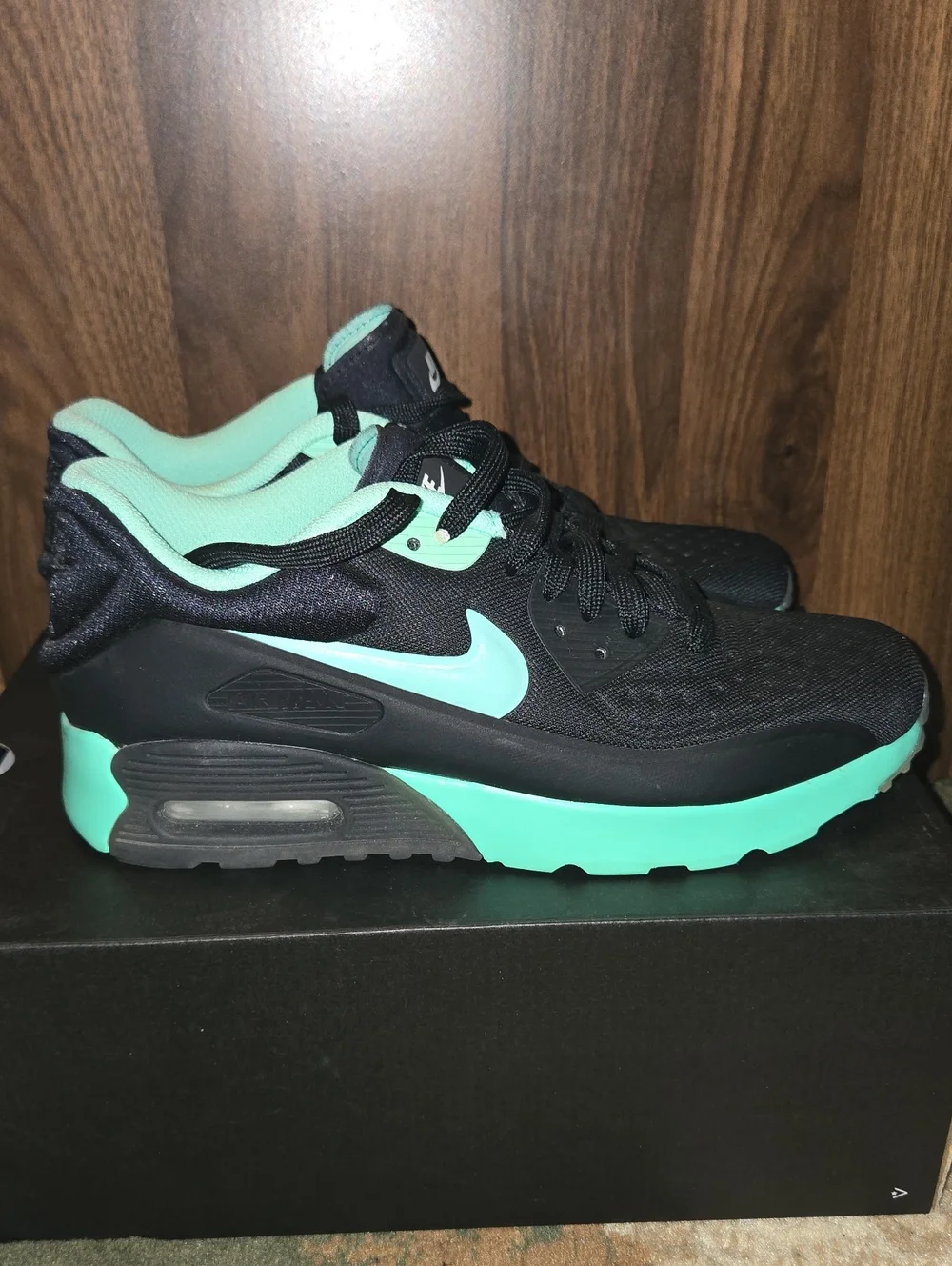 Nike Air Max Big Kids Size 6.5Y Black and Mint Green
