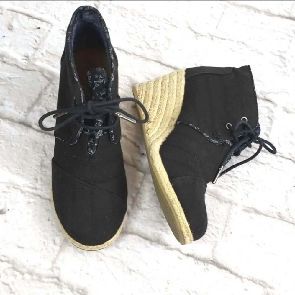 Tom's Black Wedge Lace-up Booties sz 7