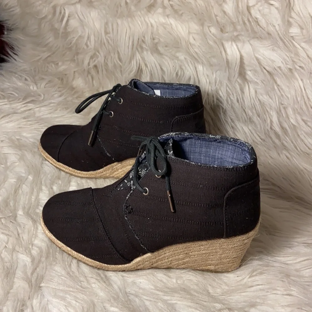 Tom's Black Wedge Lace-up Booties sz 7