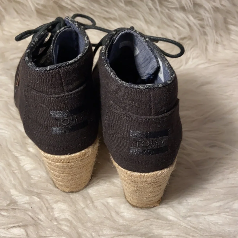 Tom's Black Wedge Lace-up Booties sz 7