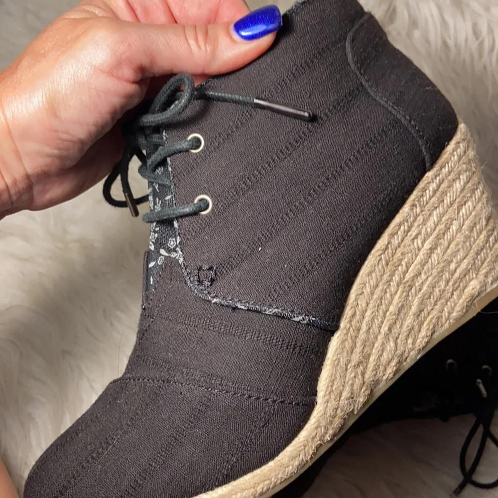 Tom's Black Wedge Lace-up Booties sz 7