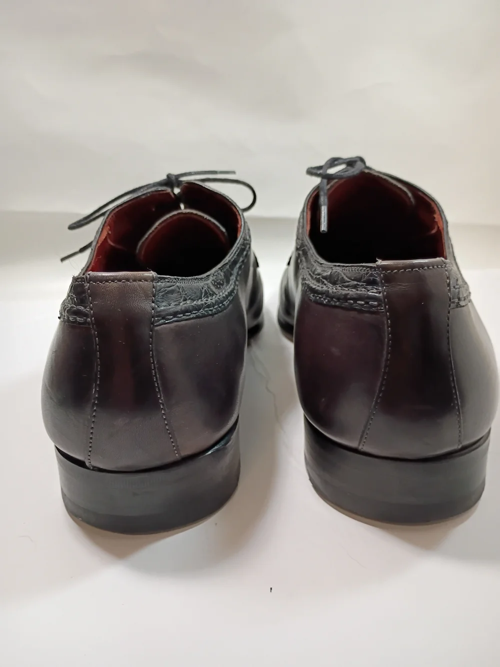 Magnanni shoe detailing light