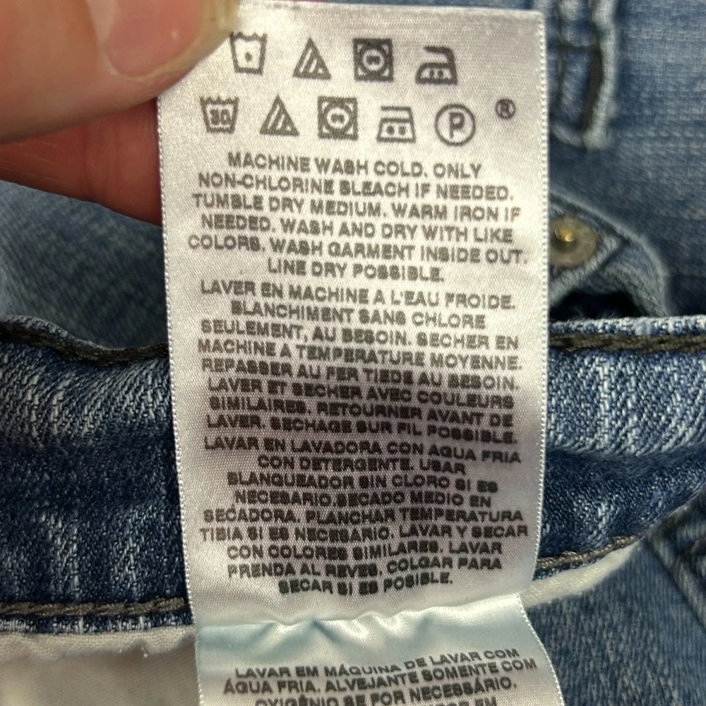 Levis detail see fit