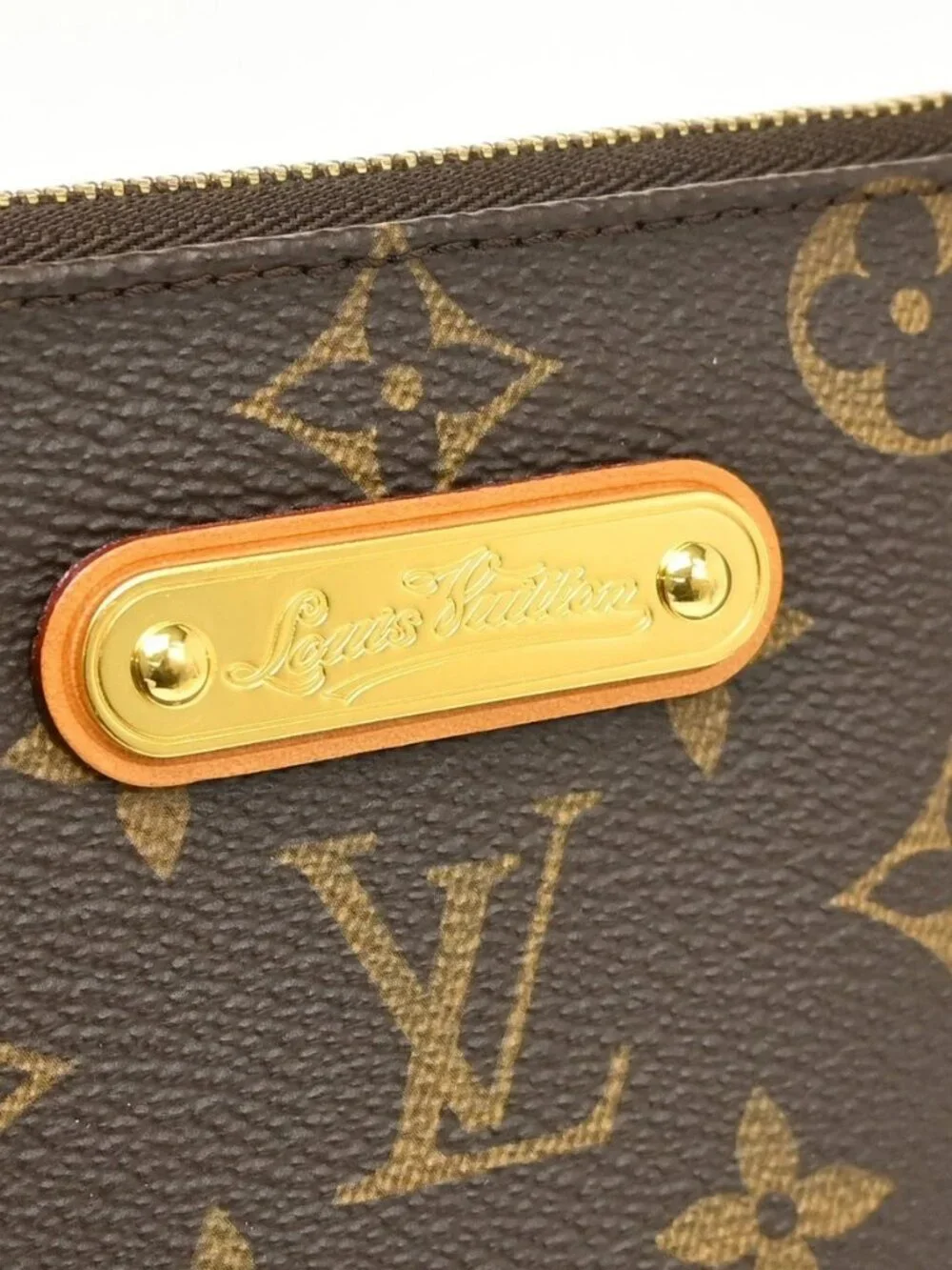 Louis Vuitton outside 	ab