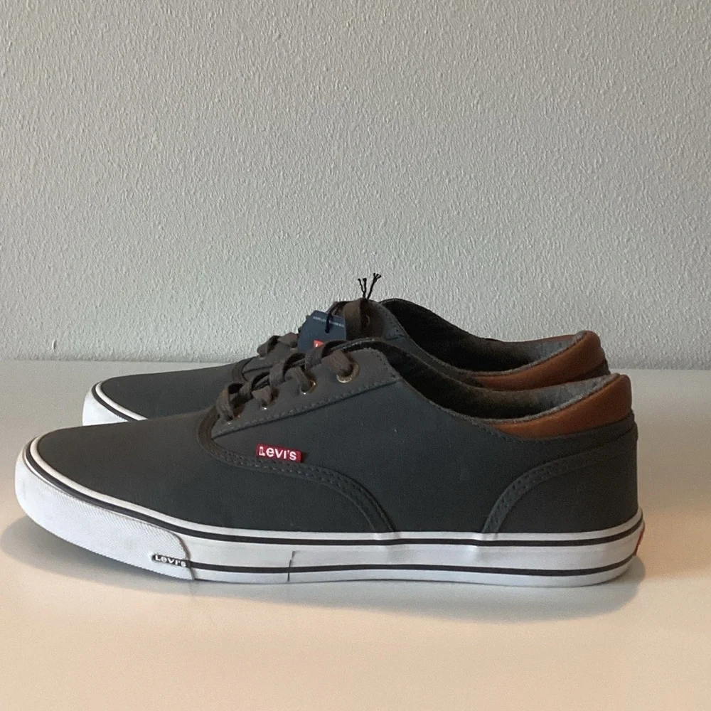 Levis casual low