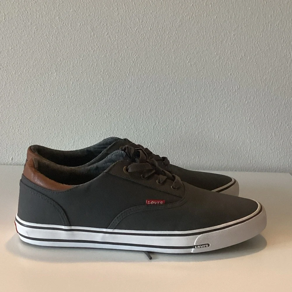 Levis casual low