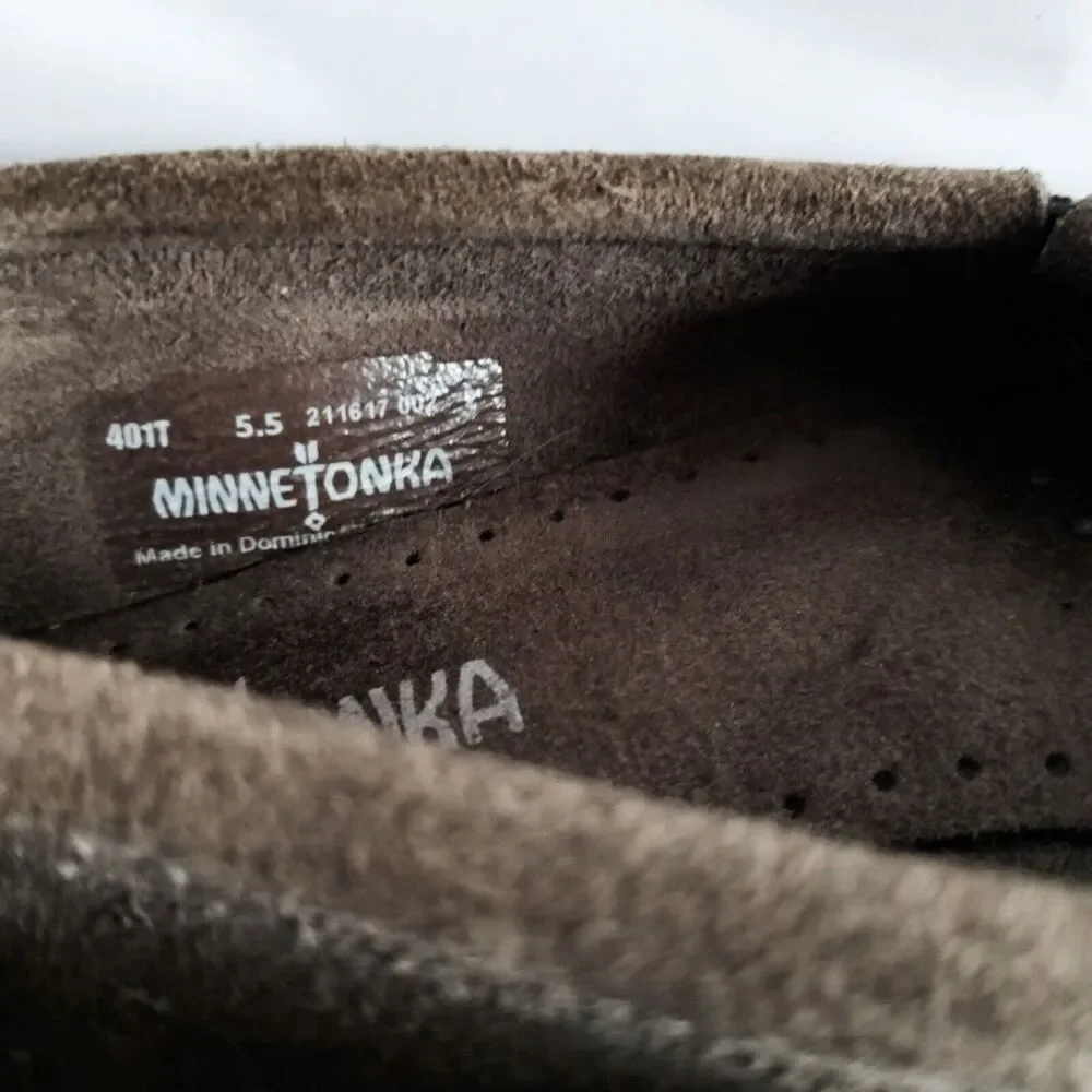 Minnetonka Boho Kilty Gray Suede Moccasins‎ Flats Womens Size 5.5 Hard Bottom