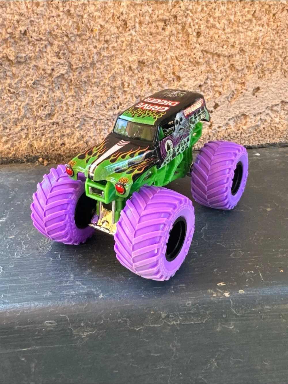 Monster‎ Truck Grave Digger Purple Wheels 1:64