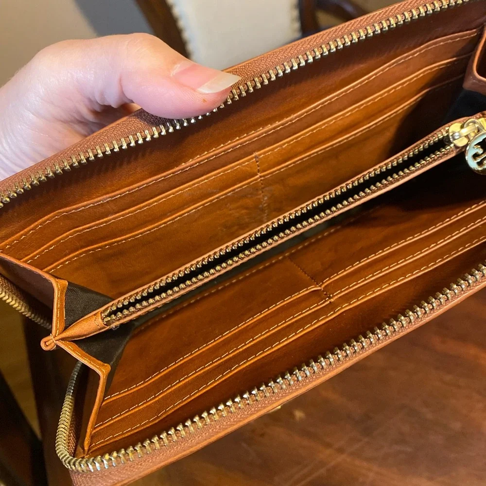 Tory Burch compact tory