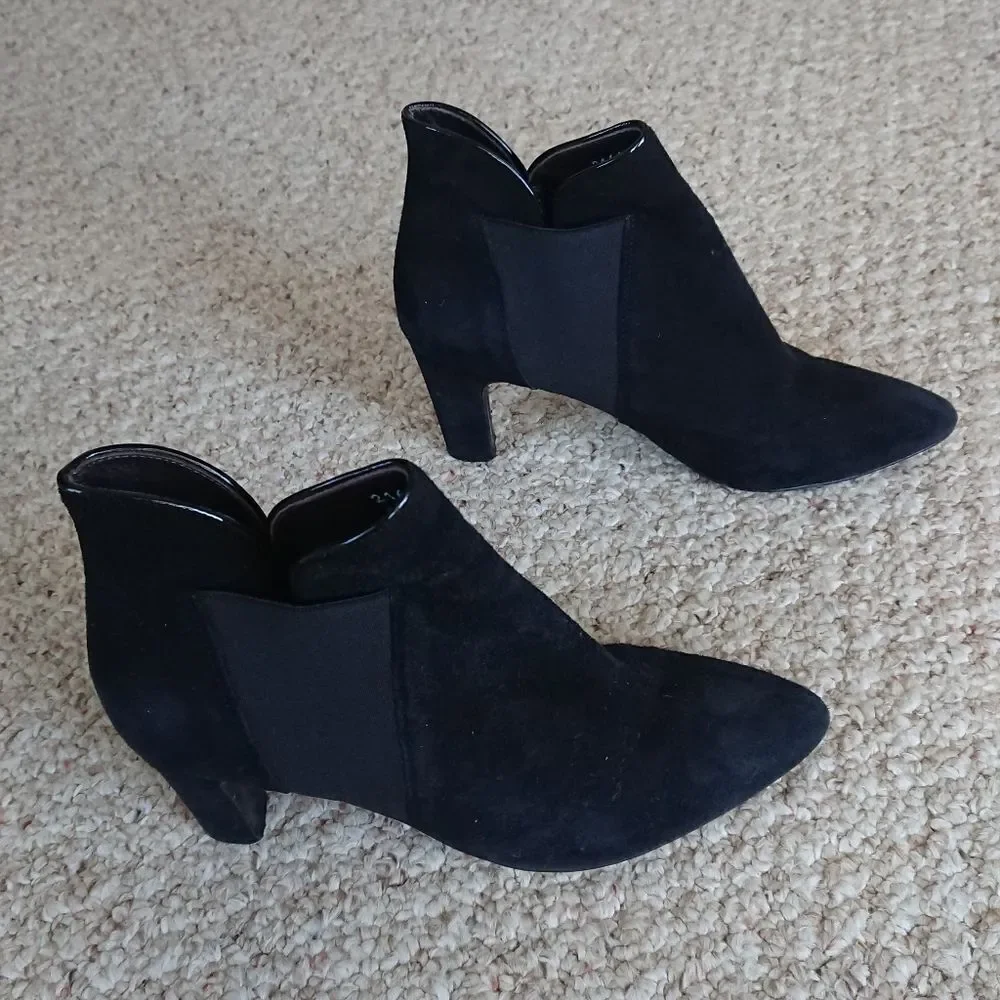 Sesto Meucci black suede ankle bootie size 7